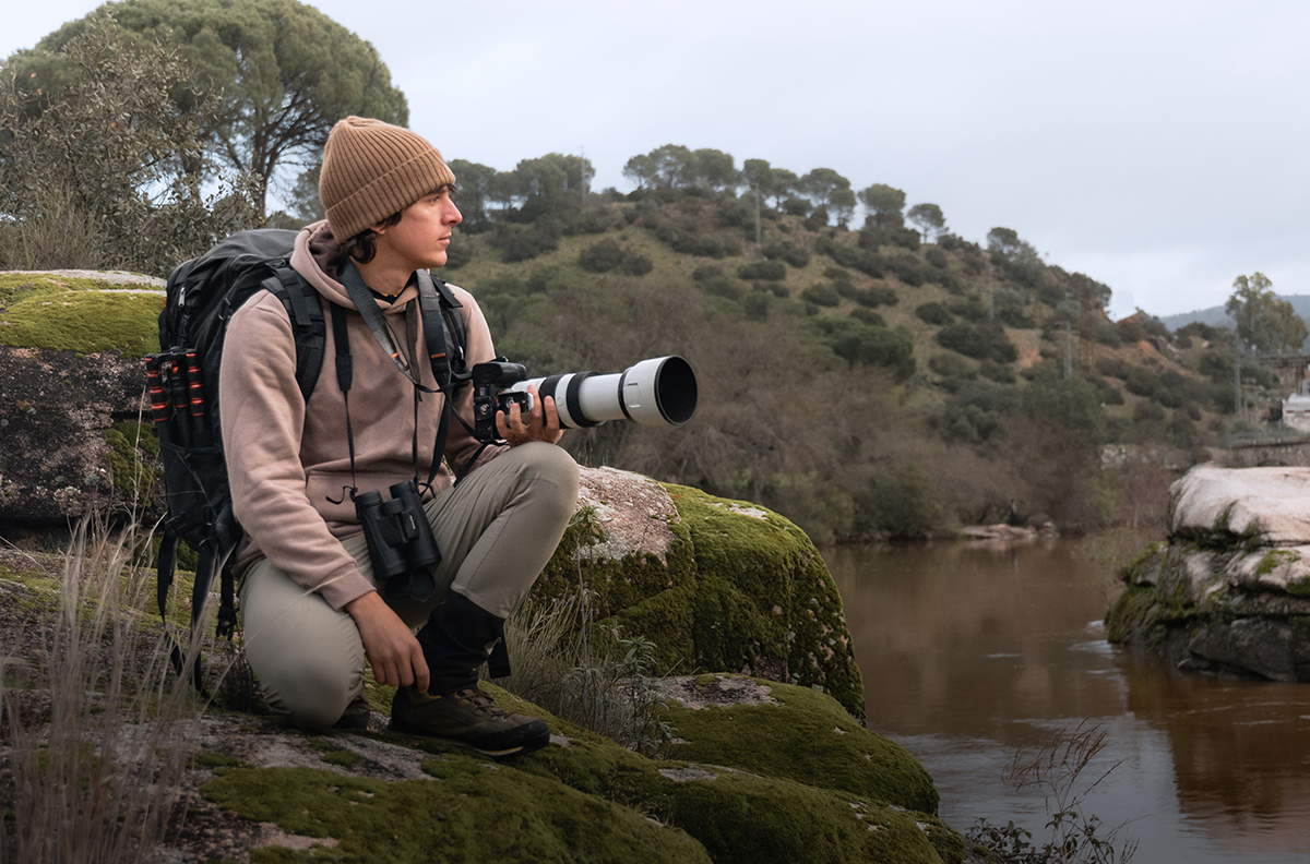 Man with telephoto lens