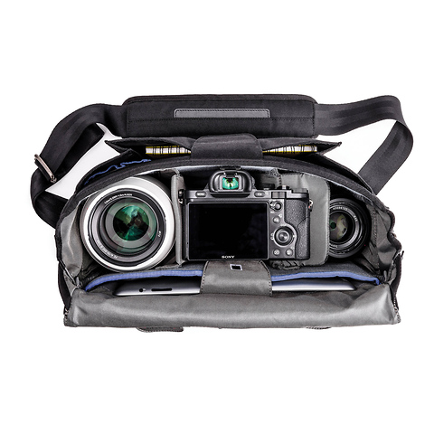 Urban Approach 10 Shoulder Bag for Mirrorless Cameras (Black) Image 1