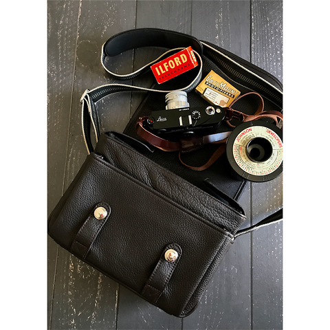 HARRY & SALLY camera bag made of leather