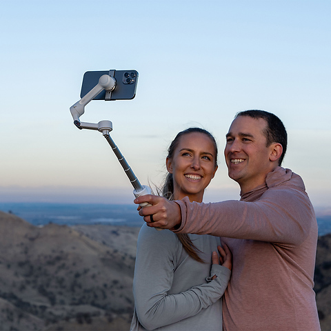 Flow 2 AI-Powered Smartphone Gimbal (Stone Gray) Image 10