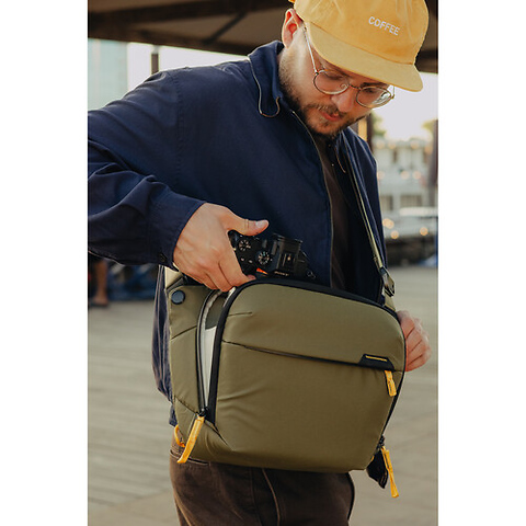 Everyday Sling (Kelp, 6L) Image 5