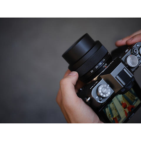 XC 13-33mm f/3.5-6.3 OIS Lens Image 9