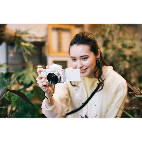 Alpha ZV-E10 Mirrorless Digital Camera with 16-50mm f/3.5-5.6 II Lens (White) Image 10
