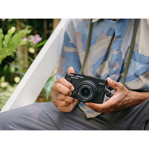 PEN Mirrorless Camera (Black) Image 8